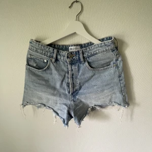 Zara jeansshorts  - Jeansshorts från zara i en trendig modell. Storlek 40
