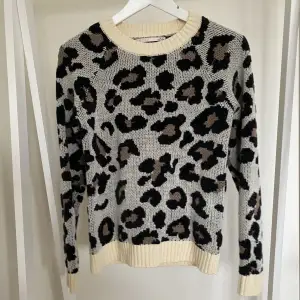Stickad tröja i leopard mönster.  Använd ett par gånger. Bra skick. Köptes för 300 kr. Säljer för 59 kr. Storlek 158/164 13-14 Y