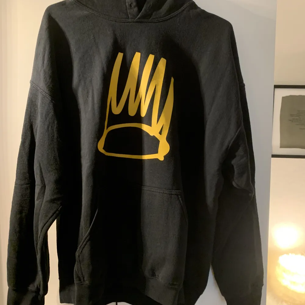 J-Cole Born Sinner Hoodie, använd ett fåtal gånger så den är i bra skick 🩷. Hoodies.