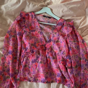 Snygg topp  - En blus från bikbok som alltid är slutsåld (aldrig använd) 