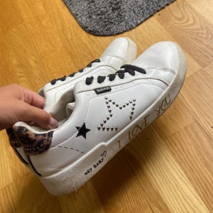 Sneakers strl 40 - Sneakers från märket Refresh, använda fåtal gånger. Har några fläckar, men går säkert att ta bort med en trasa. Strl 40