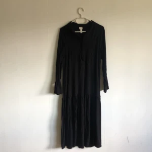 Perfekta svarta sommarklänningen - Jag beställde den här fina klänningen men tyvärr passar den inte mig vilket är därför jag säljer den vidare. Endast provat på en gång. Priset går att diskutera.
