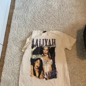 Alliyah t-shirt från Pull & Bear