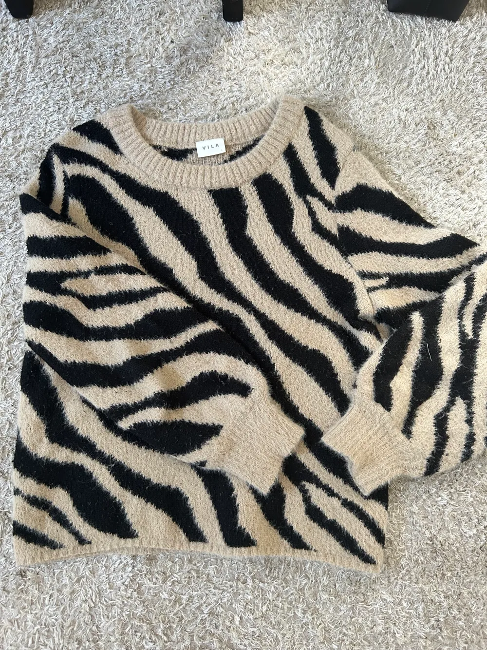 Säljer en stickad tröja i tigermönster från vila i storlek L men passar som M på 167cm lång💕. Tröjor & Koftor.