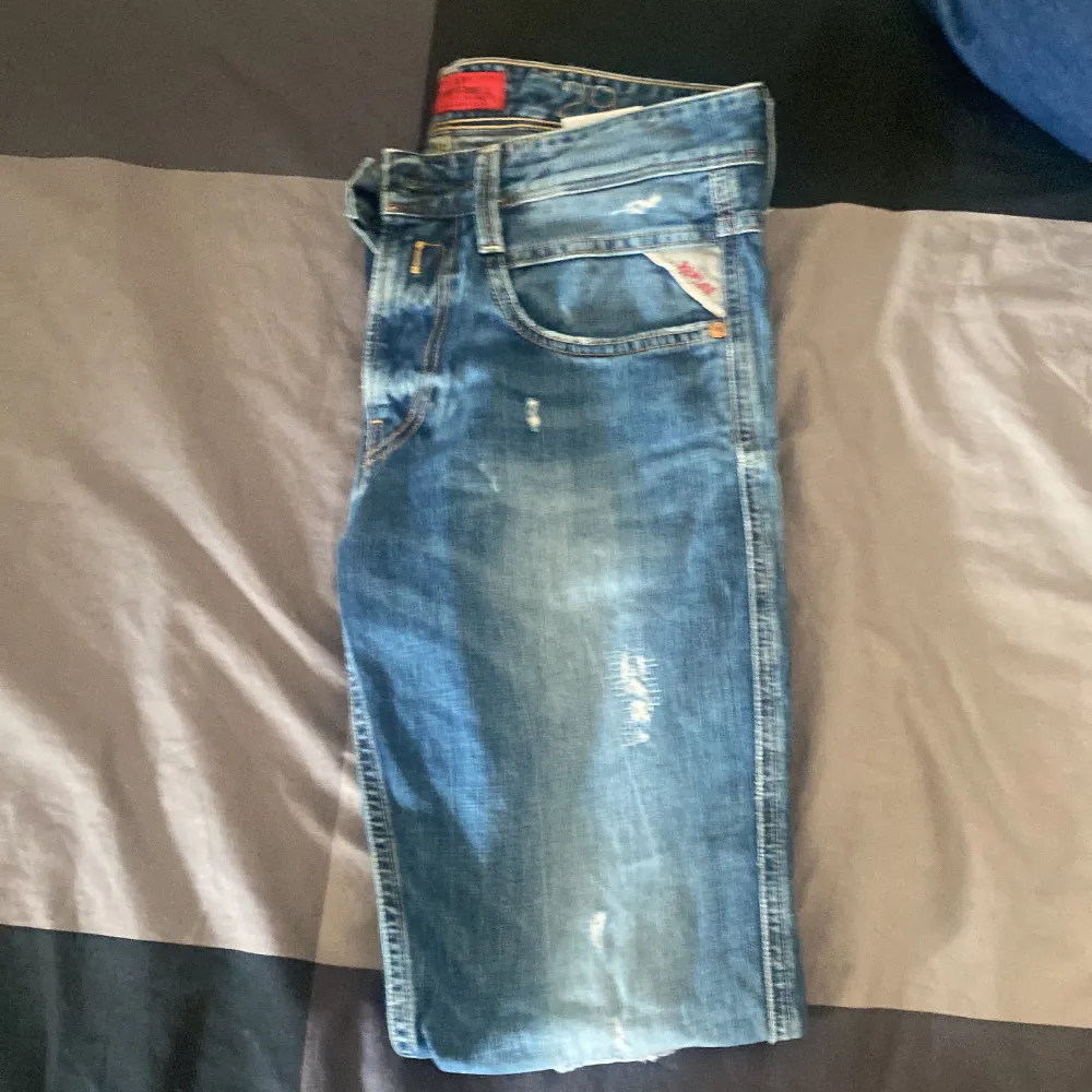 Replay jeans med hål i skick 9/10. . Jeans & Byxor.