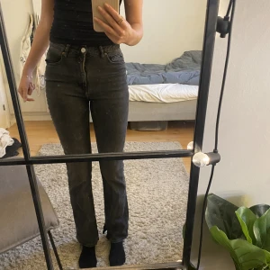 Bootcut jeans Svart/Grå - Säljer dessa superfina jeans från H&M. De är ej använda så är i nyskick! De är midwaist och bootcut i storlek 36. Hör av er vid intresse!!💞🙌🏼