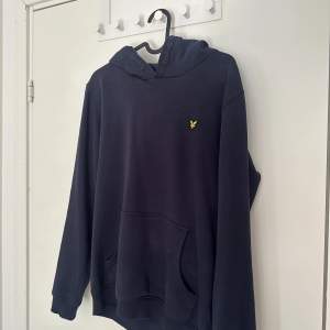 Fin Lyle & Scott hoodie. Köpt på kidsbrandstore. Storlek 14-15 år (Längd 164-170cm. Byst 86-88cm. Midja 75-76cm) (Kidsbrandstores storleksguide) Färg: Navy Blazer