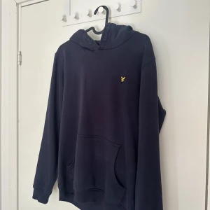 Lyle & Scott hoodie - Fin Lyle & Scott hoodie. Köpt på kidsbrandstore. Storlek 14-15 år (Längd 164-170cm. Byst 86-88cm. Midja 75-76cm) (Kidsbrandstores storleksguide) Färg: Navy Blazer