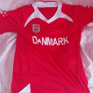 Landslag  - Dammakslandslag  det skanr lite på den första A och lite av M och lete lecka längst uppe på höger sida andra helst hel