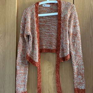 Kofta - Fin kofta med knyte! Storlek S men skulle säga passar M  Kostnad plus frakt