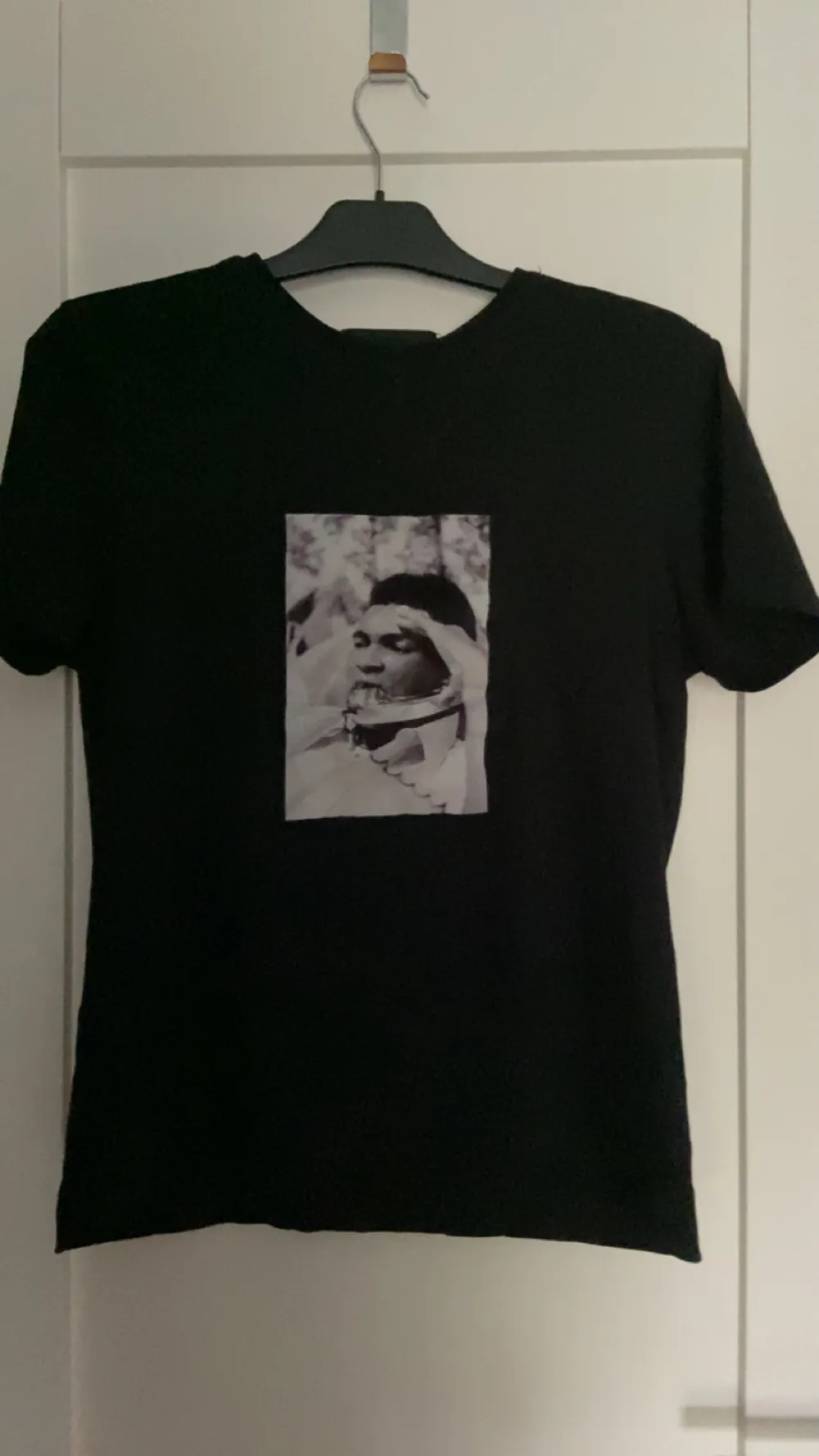 Mohammed ali limitato t-shirt. Köpte på NK för 1600kr skick 10/10 du får med box kvitto NK bag. T-shirts.