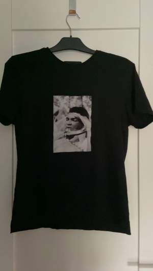 Mohammed ali limitato t-shirt. Köpte på NK för 1600kr skick 10/10 du får med box kvitto NK bag