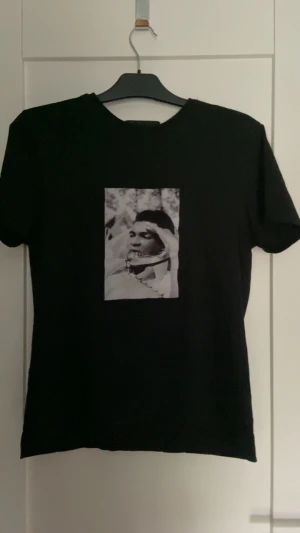 Limitato t-shirt - Mohammed ali limitato t-shirt. Köpte på NK för 1600kr skick 10/10 du får med box kvitto NK bag