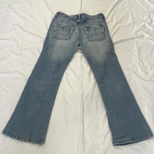 lågmidjade jeans - använd köp nu! midja:74 innerben:68 (går inte att få bild på då de är för små)💘 några små fläckar som visas på sista bilden