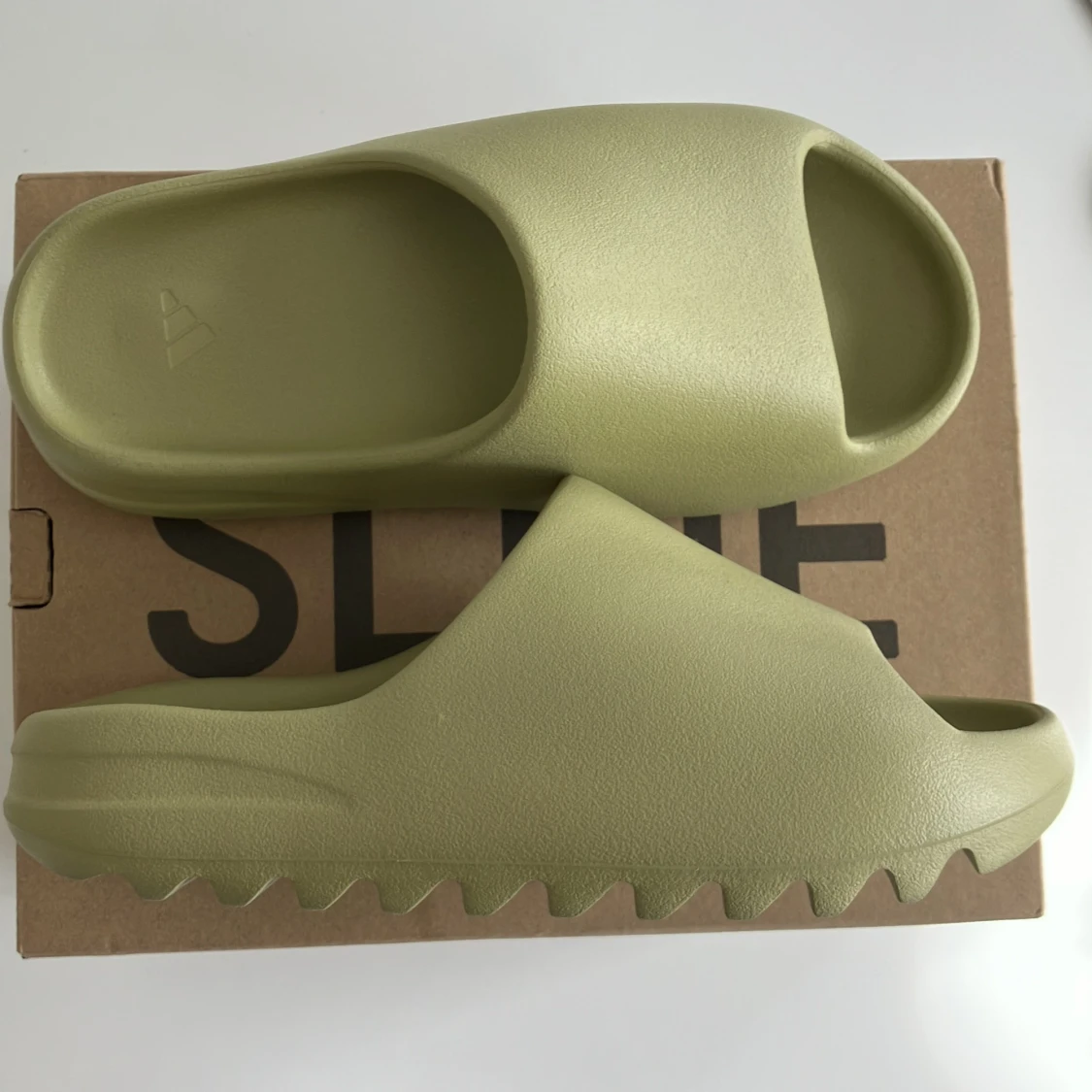 Yeezy slude resin