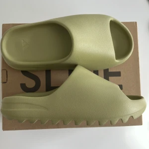 Yeezy slude resin  - Yeezy slude resin helt nya aldrig använda  
