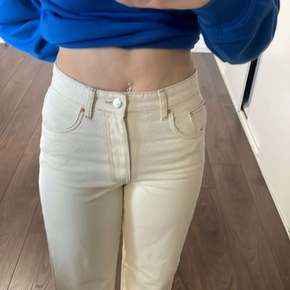 Högmidjade Beige/vita jeans med bruna sömmar. Från stradivarius. Aldrig använda, strl 36.. Jeans & Byxor.