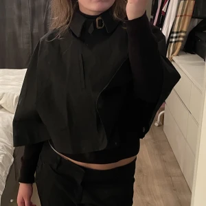 Cape - En cape från mackintosh scotland. Nypris ligger på runt 7000. Frakt ingår i priset, priset går att diskutera 