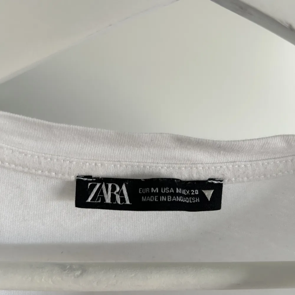 Vit T-shorts från Zara, använd fåtal gånger💛. T-shirts.