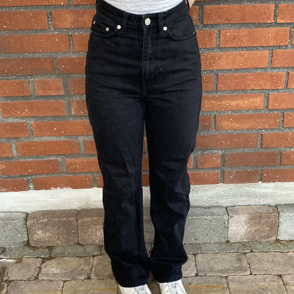 Storlek: waist:25 length:30 (ungefär som 34) Från Weekday, modell ”ROW” Säljer pga. för små Är i bra skick. Jeans & Byxor.