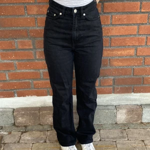 Svarta raka Jeans - Storlek: waist:25 length:30 (ungefär som 34) Från Weekday, modell ”ROW” Säljer pga. för små Är i bra skick