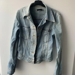 Jeansjacka  - Jeansjacka endast använd en sommar, nästan ny skick. Storlek 36