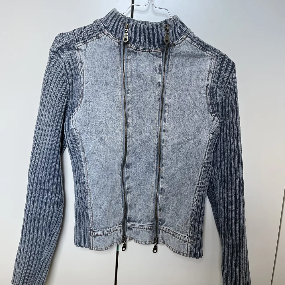 Supertrendig tröja med jeanstyg, inköpt på en vintage-outlet i Amsterdam för 60 euro, helt unik✨ Står ingen storlek på med passar mig som är XS/S. . Tröjor & Koftor.