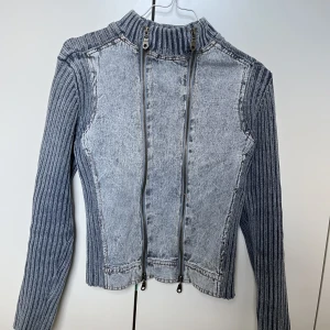 Jeanstopp/jeansjacka - Supertrendig tröja med jeanstyg, inköpt på en vintage-outlet i Amsterdam för 60 euro, helt unik✨ Står ingen storlek på med passar mig som är XS/S. 