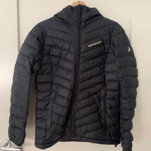 peak jacka - Peak performance jacka i bra skick