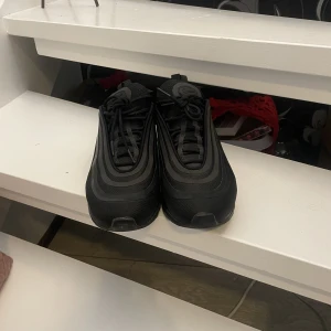 Air Max 97 - Helsvarta airmax 97. Storlek 43. Skorna är i bra skick. Inga slitage bara stått ett tag i garderoben. Ej använts mer än 5 gånger totalt