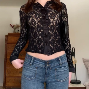 Spetsskjorta - Svart skjorta/topp i spets som stängs med knappar framtill, från märket Randigarutan! 💘