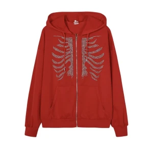 Röd rhinestone hoodie - jag säljer nu min röda rhinestone hoodie, den är använd ett fåtal gånger så den är i princip i nyskick❤️den är i storlek XL men är hyfsat liten i storleken så jag skulle mer säga att den passar M/L!