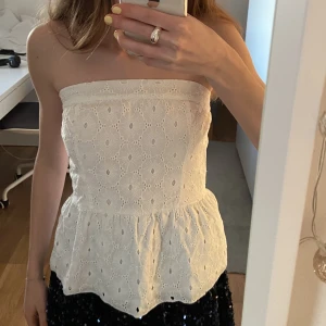 Tubtopp med volang från gina - I nyskick! Storlek 34💘