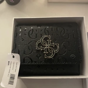 Guess plånbok - Helt oanvänd plånbok från guess. Box och kvitto finns med. 500kr nypris.