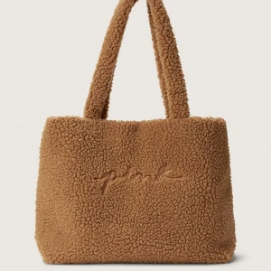 Victoria Secret Pink Tote Bag - Säljer denna slutsålda Victoria Secret Pink väskan. Den är i nytt skick och egna bilder kan skickas dm. Priset är diskuterbart. 