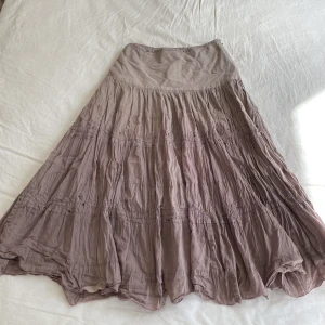 kjol - fångas inte upp på bild hur söt den är🪷lång lätt kjol med paljettdetaljer