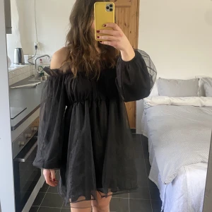 Klänning  - Så najs klänning. Den är väldigt stretchig så passar nog många. Jag brukar ha 36/38 och den är i storlek L. 