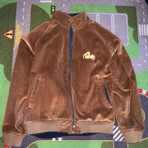 RAVE Jacka - Jacka från märket Rave Man kan vända den ut och in så får man en till jacka. Nypris: runt 1500kr Mitt pris: 700kr Storlek: Medium Köpare står för frakt