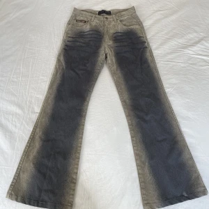 byxor  - snygga byxor🤘 har en liten fläck längst ner syns på första bilden:) står inte storlek men typ 32/34