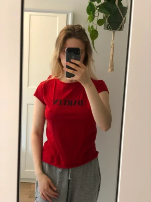 Röd T-shirt  - Aldrig använd 