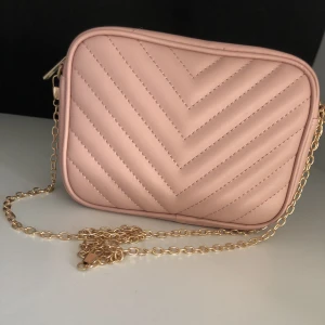 Väska - Fin lagom stor väska. Använd en gång men inga tecken på de. Det finns inga fack i väskan. 