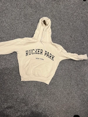 Hoddie - En bers hoddie som knappt är använd