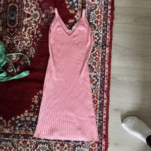Intressekoll på den här supersöta stickade klänningen i färgen rosa. Endast använd ett fåtal gånger därav nyskick. 