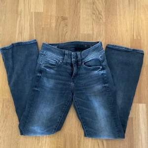 Gråa jeans  - Mörk gråa lågmidjade jeans i storlek 30. Aldrig använda 💕