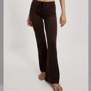 Yoga/flare byxor - Helt nya oanvända flare byxor från Nelly med lappen kvar. Nypris 399