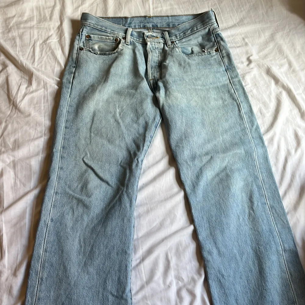 Ljus blåa Levis jeans 501. Jeans & Byxor.