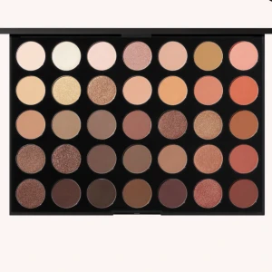 Ögonskugga - Ögonskugga som kostar 199 kr💜💙💚💛❤️