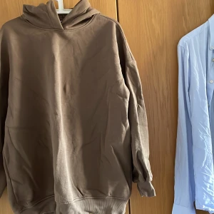 Hoodie  - Brun oversize hoodie från ginatricot. Nyskick