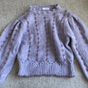 Stickad tröja  - Så söt stickad tröja från zara i strl S! Inte nopprig alls och har bara en liten defekt vid halsen som inte alls märks när den är på (bild 3) 💖💘💞Pris kan diskuteras vid snabb affär!