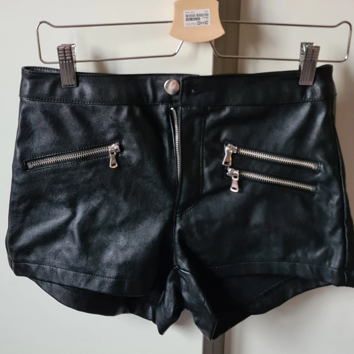 Shorts i fuskskinn m dragkedjor